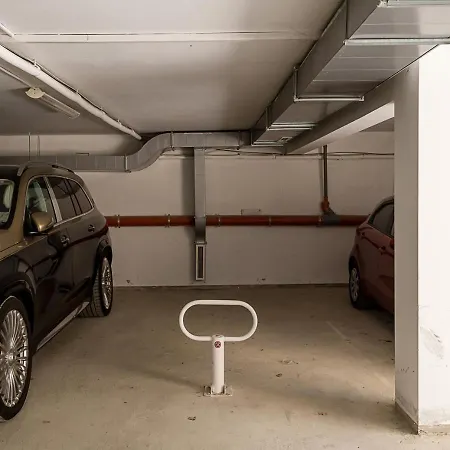 Kabakum 1br Retreat With Parking, Steps To By Flat Mаnаger דירה