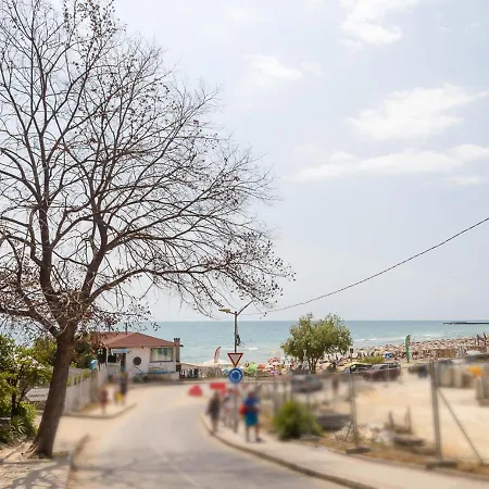 Kabakum 1br Retreat With Parking, Steps To By Flat Mаnаger דירה *